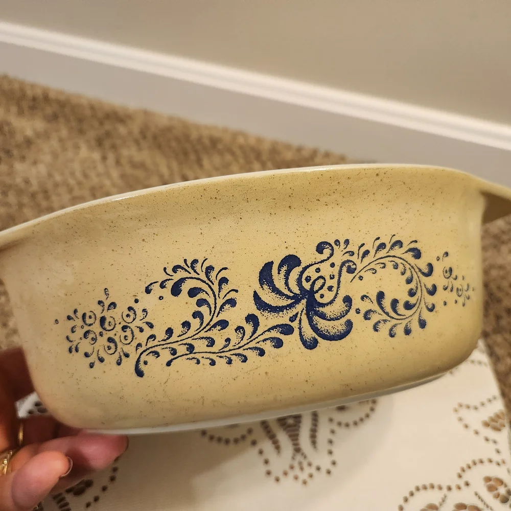 Pyrex Homestead 1.5 Quart Casserole Dish With Matching Lid
